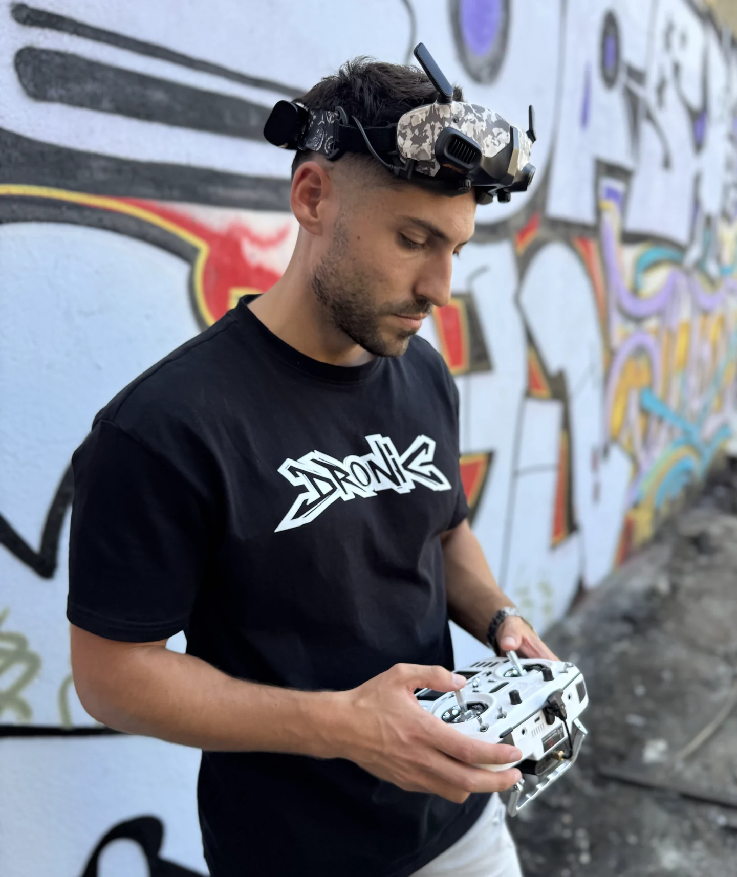 Eric Bofill con gafas FPV y una emisora en las manos