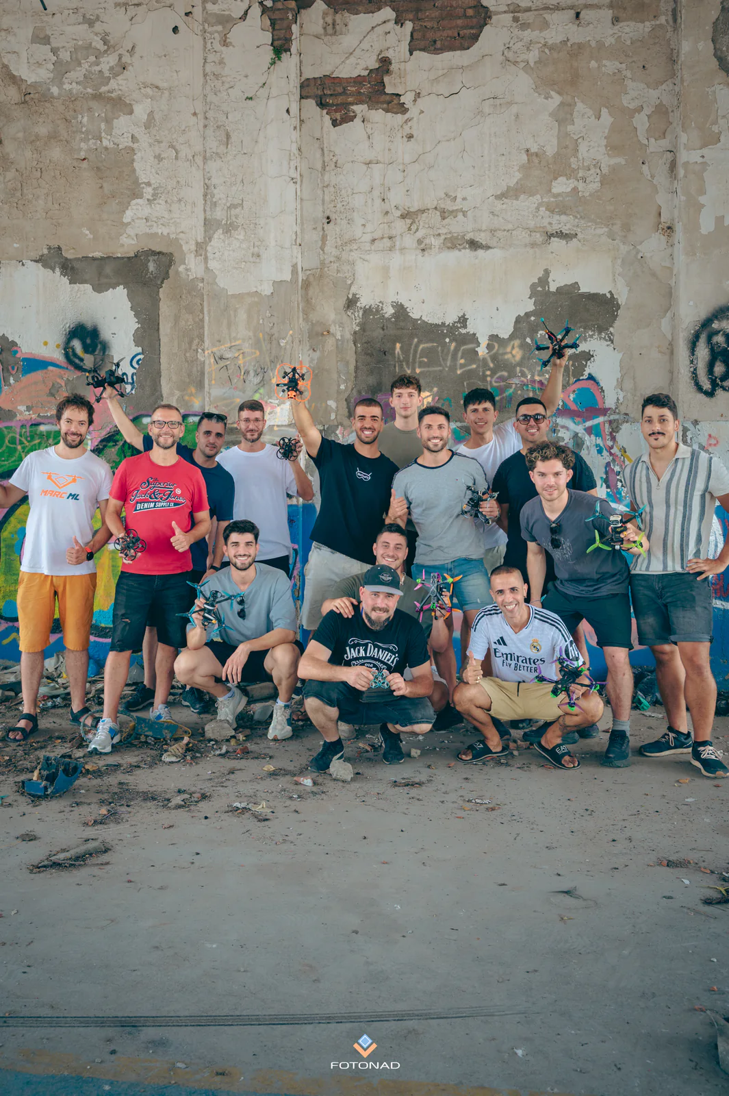 Grupo de alumnos de Dronic Master con sus drones FPV