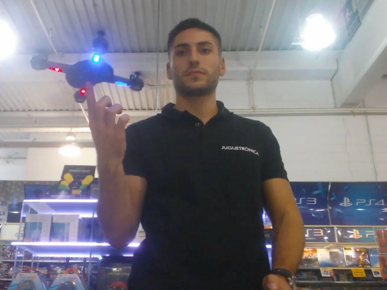 Eric Bofill haciendo volar un dron en su primer trabajo en una tienda