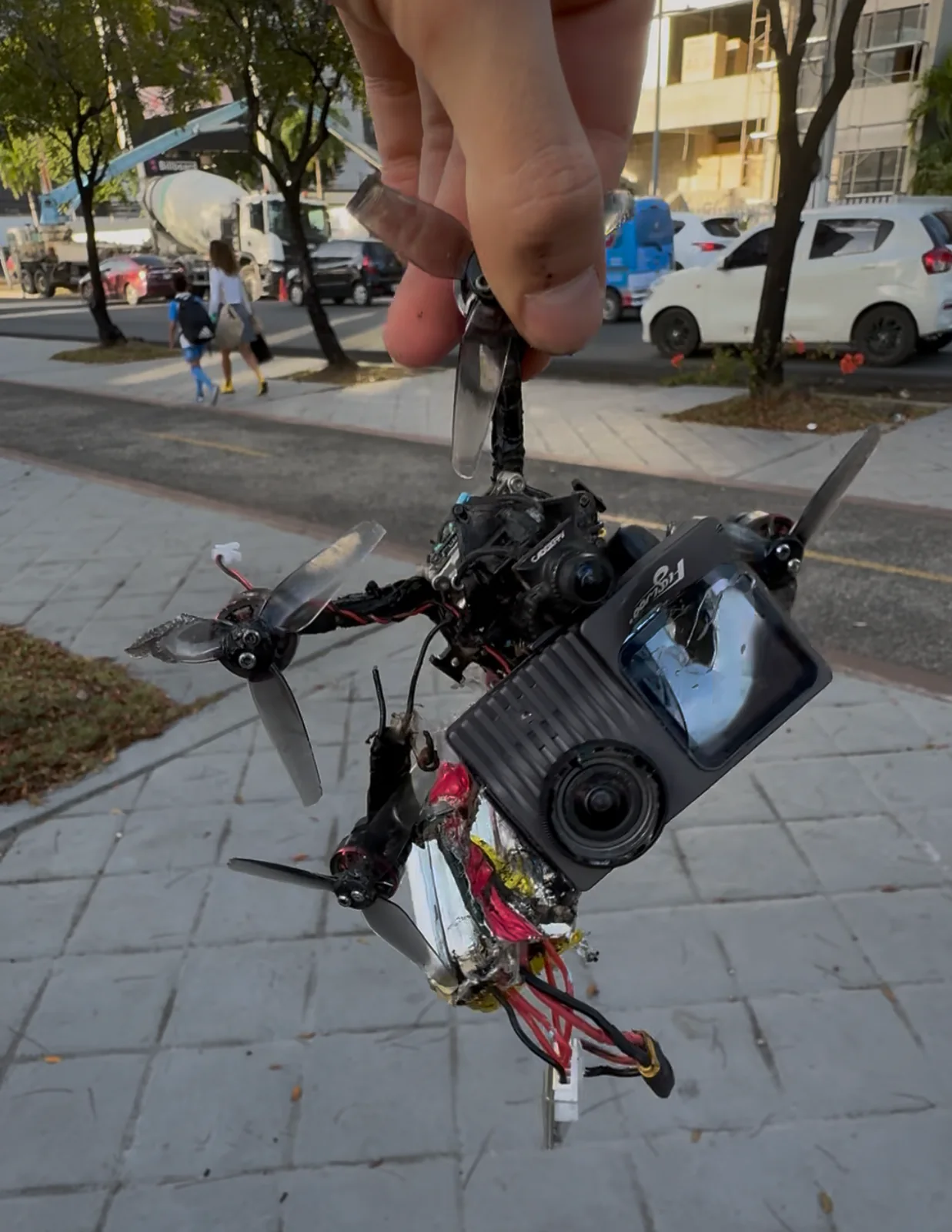 Dron FPV roto con una cámara de acción después de un accidente